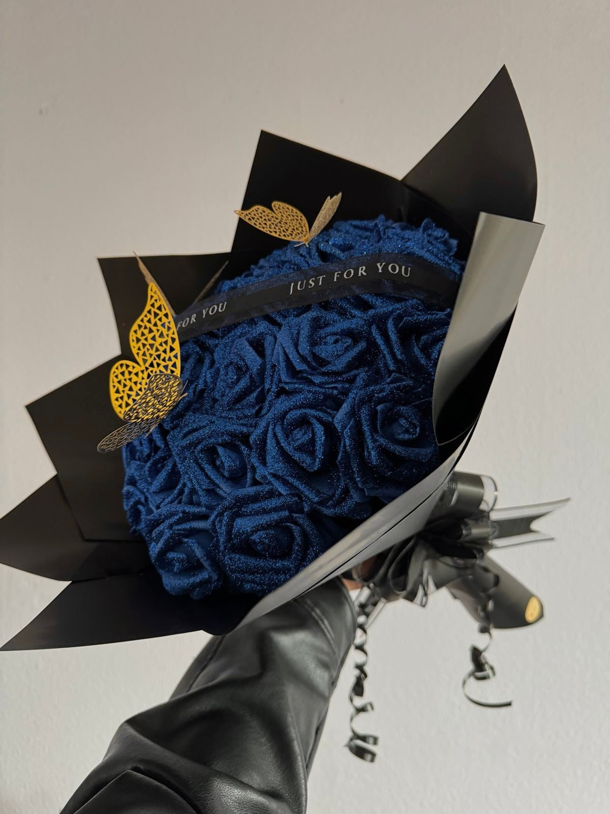 Blauer Glitzerrosenstrauß