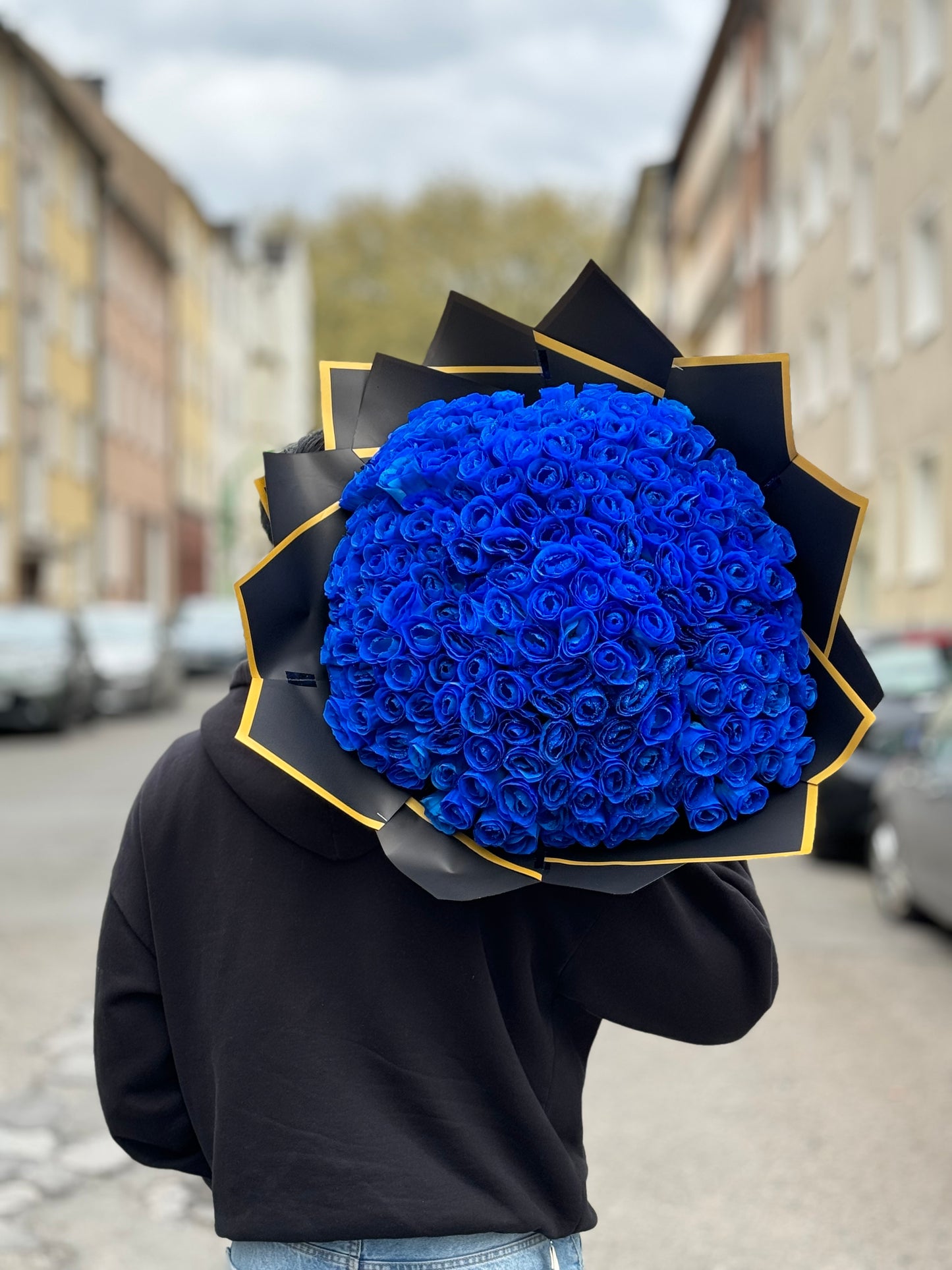 Blauer Glitzerrosenstrauß